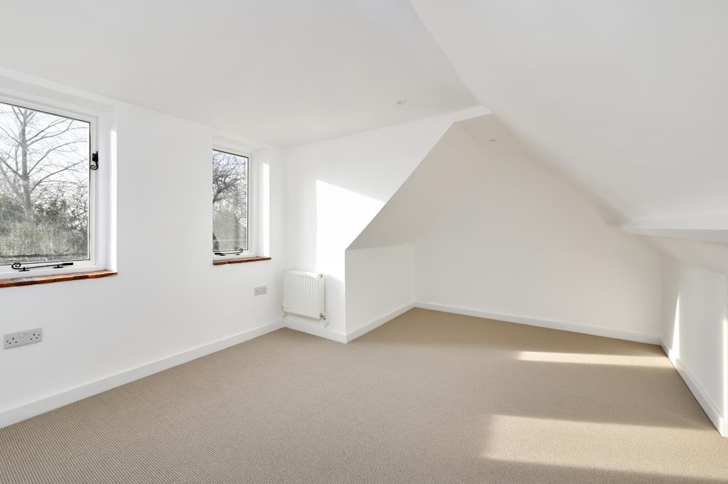 Lot: 152 - TERRACE HOUSE IN DESIRABLE LOCATION - Main bedroom
